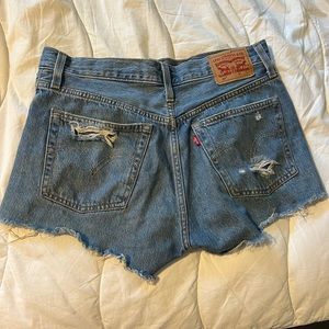 Levi shorts size 27 gently worn